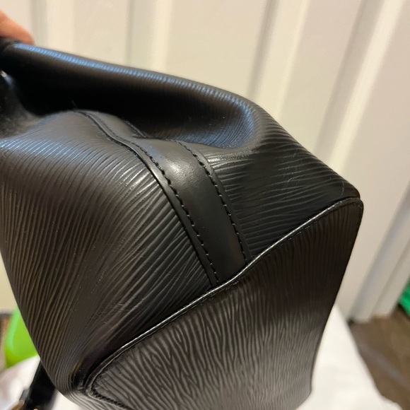 LOUIS VUITTON
Epi Mandara MM Black - Picture 8 of 9